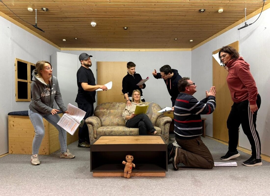 Flossenbürg. Der Theresienstadl startet mit der Höllenkomödie Zum Teufel mit der Hölle! Aufführungen an sechs Abenden im April, 20 Uhr, sonntags 19 Uhr. Vorverkauf am 1. März 2026, 13 bis 15 Uhr, Karten 7 Euro.