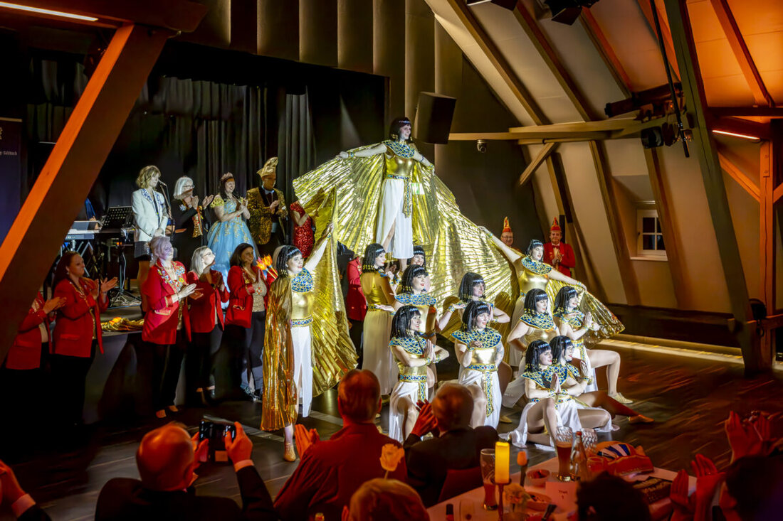 Amberg-Sulzbach. Der Landkreisball im Kultur-Schloss Theuern steigt am 23. Januar 2026 ab 19 Uhr. Der Vorverkauf startet am 24. November 2025 um zwölf Uhr auf www.okticket.de, Tickets kosten 65 Euro inklusive Drei-Gänge-Menü.