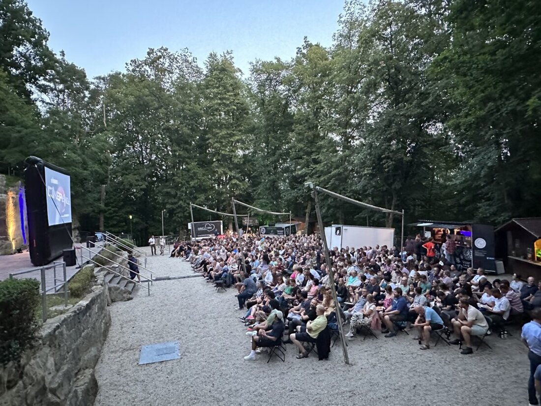 Grafenwöhr. Das Schlemmerkino kehrt zurück: Vom 18. bis 23. August 2026 lockt das Open-Air-Kino auf der Naturbühne Schönberg mit Filmhits, Kulinarik von Colella’s Catering und Filmbeginn um 20.30 Uhr. Der Vorverkauf hat begonnen.