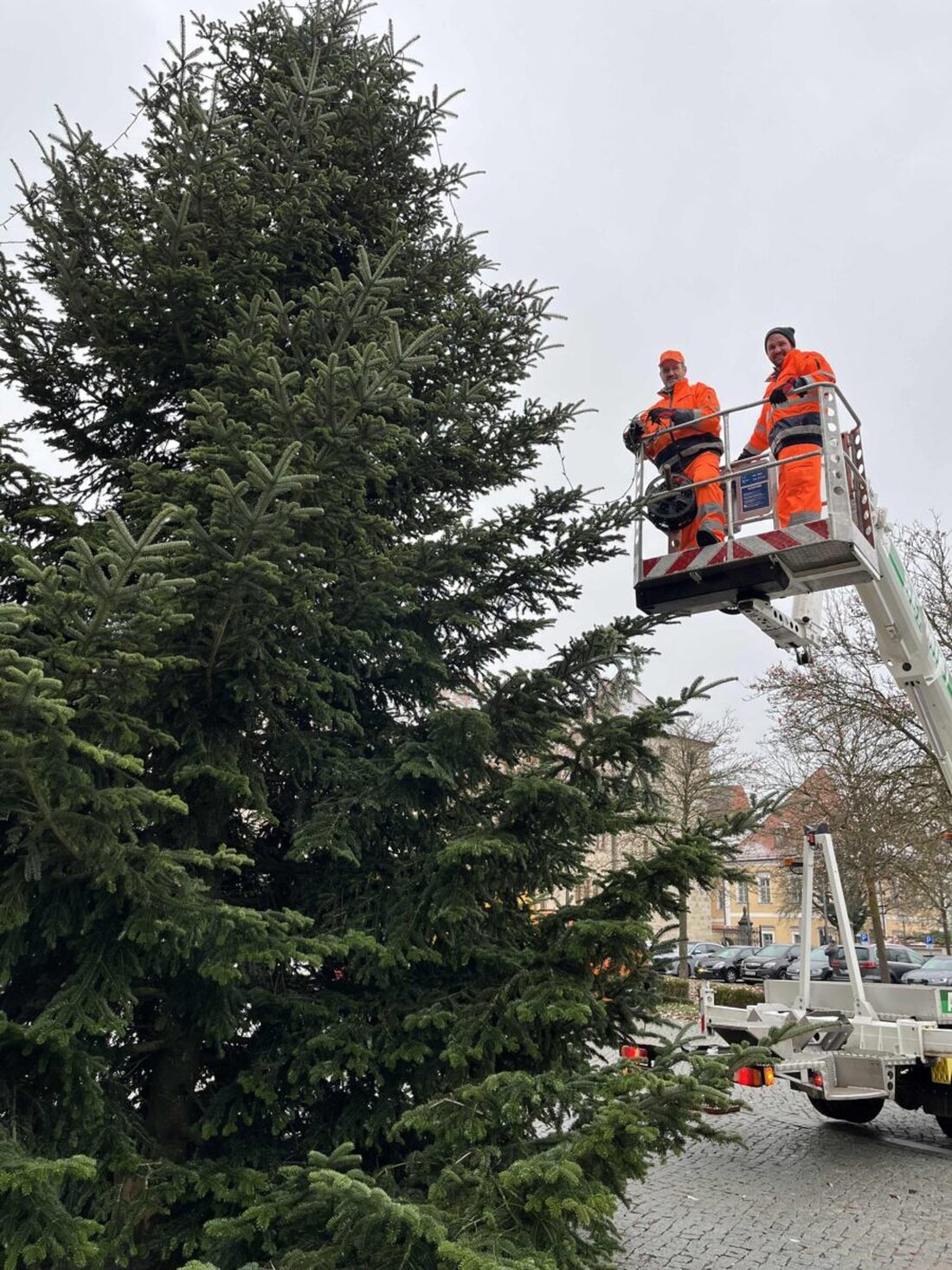Amberg-Sulzbach. Im Landratsamt ziehen zwei Christbäume ein und sorgen für vorweihnachtlichen Glanz. Einer steht im Schlossinnenhof, der andere am Balkon; die Lichter leuchten ab Donnerstag vor dem ersten Advent.