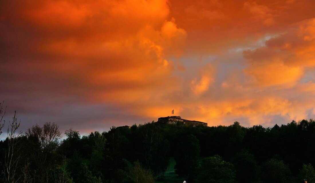 Waldeck. Wird der schlafende Vulkan des Waldecker Schlossbergs wieder zum aktiven Feuerspeier? Das könnten einige wohl beim Anblick des abendlichen Licht- und Wolkenspiels über der Burgruine in Waldeck vermuten. Von Gerald [&hellip;]