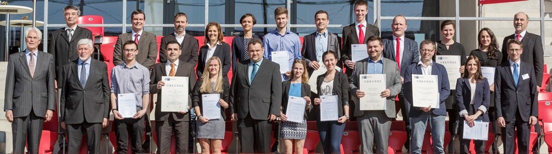 Regensburg/Weiden/Wiesau. Die besten 53 Absolventen der Aus- und Weiterbildungsprüfungen bei der IHK Regensburg für Oberpfalz / Kelheim aus dem Winter 2016/17 erhielten bei einer Feier in der Regensburger Continentalarena Urkunden [&hellip;]