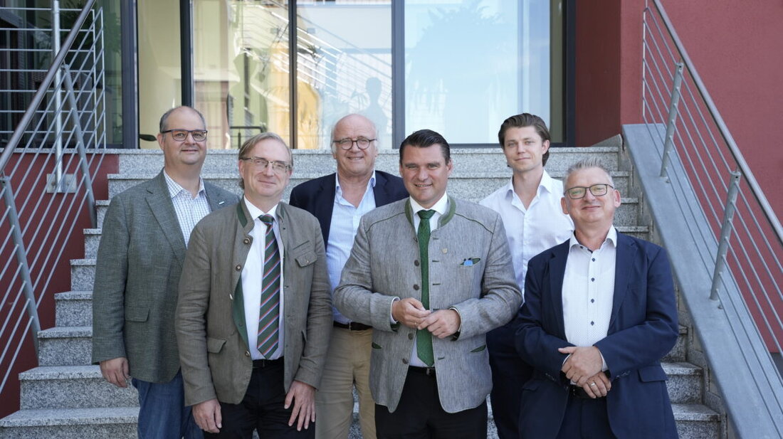 Nittenau. Landrat Thomas Ebeling und MdL Alexander Flierl besuchten die WIMEX Group, um sich über internationale Ausrichtung und Tierwohl zu informieren. Zweite Station war der Verwaltungssitz in Regenstauf.