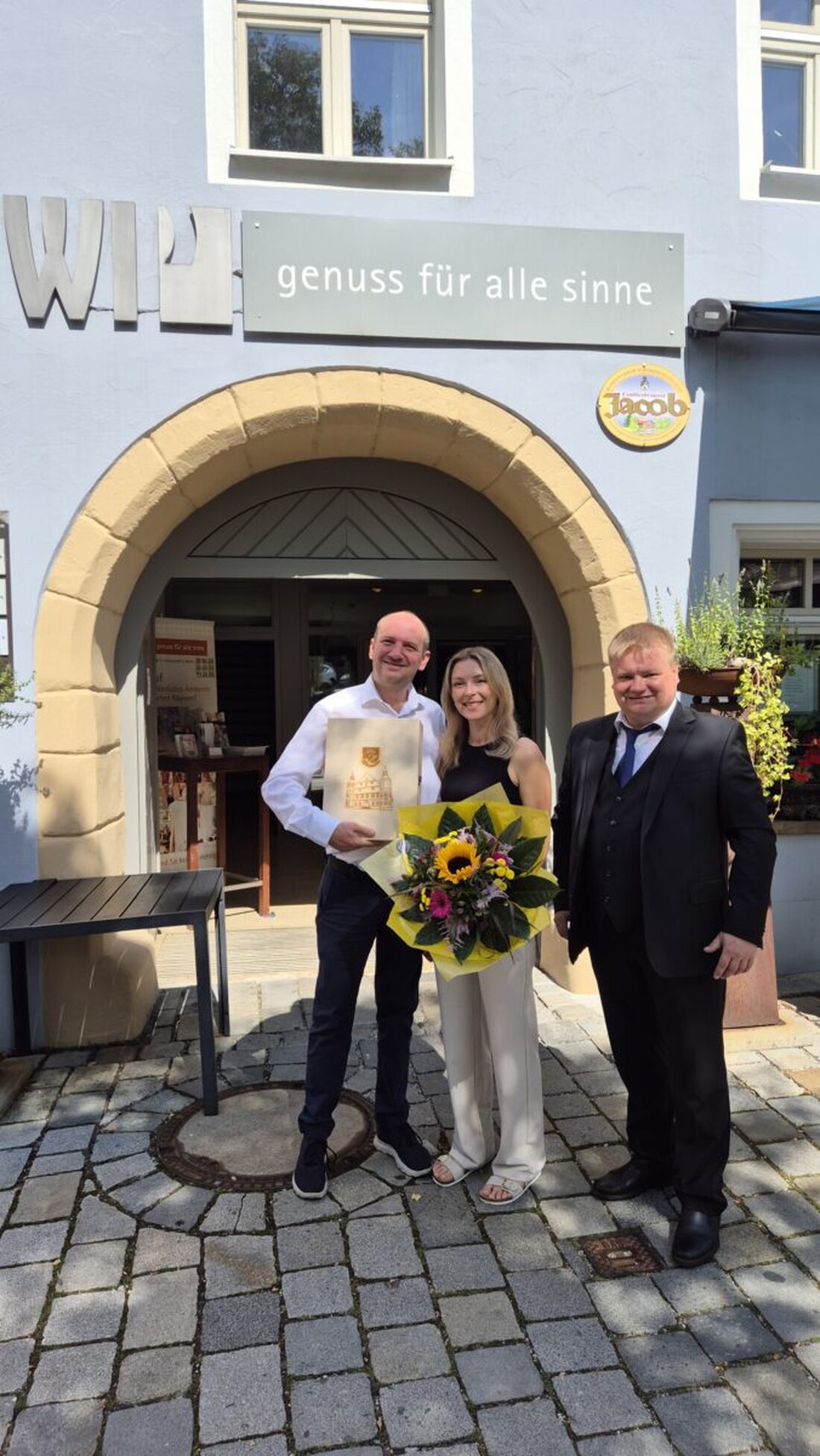 Burglengenfeld. Das Restaurant „WIP – Genuss für alle Sinne“ am Marktplatz von Burglengenfeld feiert in diesem Jahr sein 15-jähriges Bestehen. Hierzu gratulierte Bürgermeister Thomas Gesche dem Gastronomen Denis Podhradski und seiner Ehefrau Katrin persönlich.