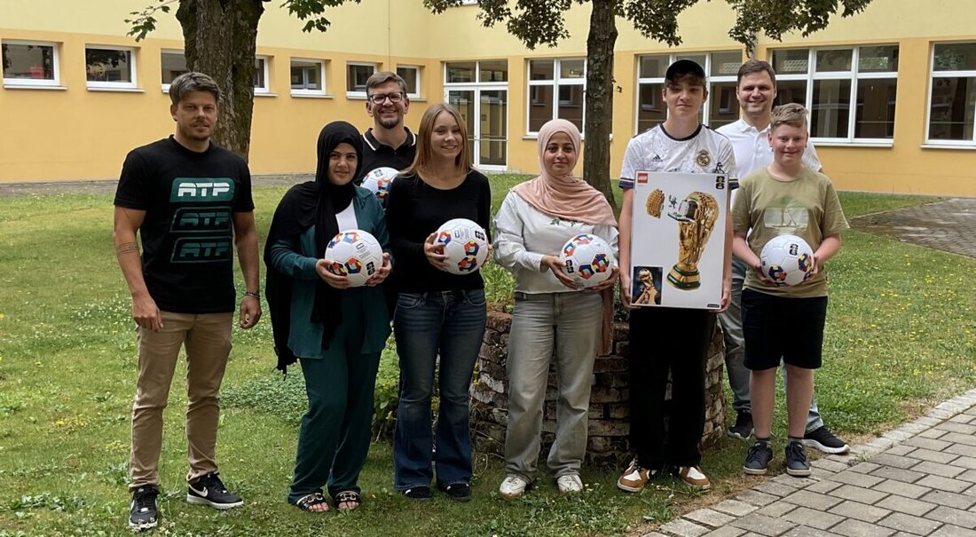 Pressath. Die Mittelschule Pressath lässt bei einem WM-Tippspiel Fairplay und Gemeinschaft großschreiben: Alle Jahrgänge tippen Spiele, es winken Fußbälle, der Titel „Tippweltmeister“ und ein Lego-Pokal, gestiftet von ATP.
