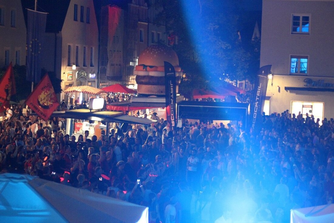 Weiden. Bereits zum 9. Mal fand gestern die beliebte Kultur- und Einkaufsnacht „Weiden träumt“ statt. Musiker, Künstler und romantische Lichteffekte verwandelten die Weidener Innenstadt in eine Traumlandschaft der besonderen Art. Auch [&hellip;]