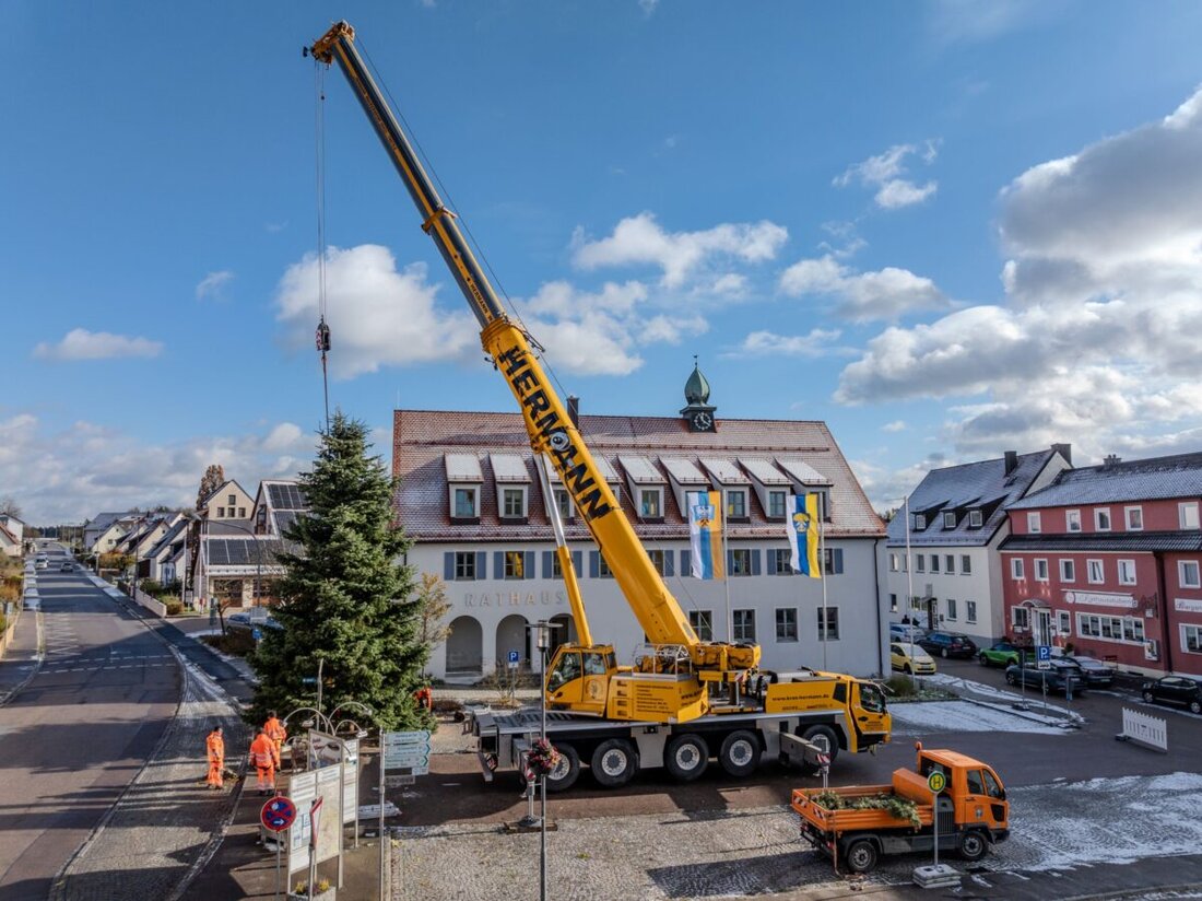 Wackersdorf. Eine 13 Meter hohe Tanne steht als Christbaum vor dem Rathaus, aufgestellt vom Bauhof mit Unterstützung der Firma Hermann. Bürgermeister Thomas Falter dankt für den Baum und bittet die Öffentlichkeit um Vorschläge für den nächsten Weihnachtsbaum.