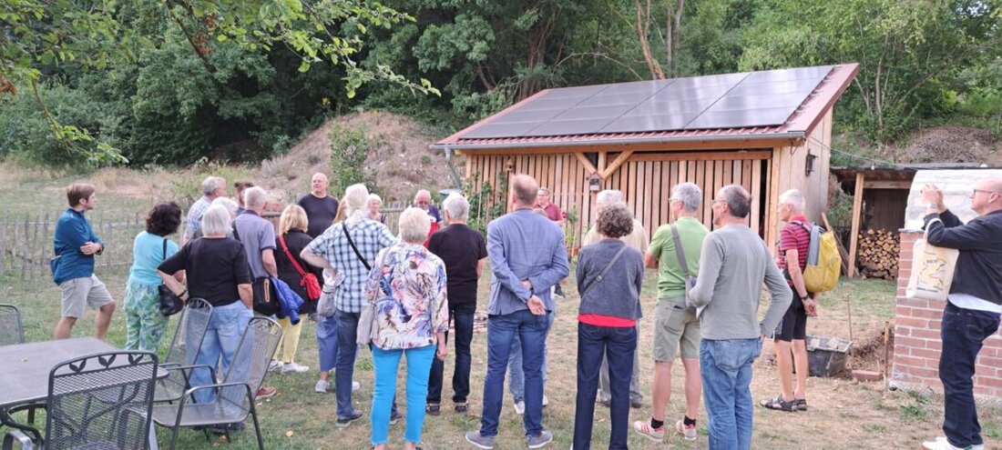 Burglengenfeld. Beim Wärmespaziergang mit Vortrag zu Wärmepumpen im Bestand informierten sich über 30 Bürgerinnen und Bürger und besichtigten ein umgerüstetes Wohnhaus. Organisiert hatte dies Klimaschutzmanager Dominik Kerner.