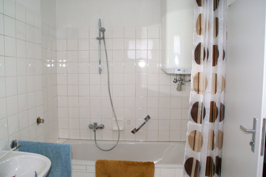 Amberg. Die Wärmestube in der Austraße öffnet ab 3. November 2025 wieder für die kalte Jahreszeit. Sie hilft Durchreisenden; geöffnet werktags acht bis zwölf Uhr, nachmittags teils, donnerstags bis 17 Uhr.