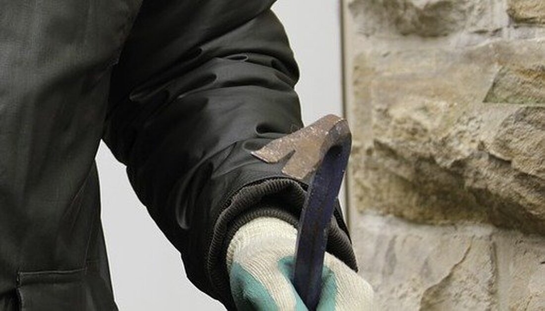 Tirschenreuth. Diebe trieben in mehreren Gärten ihr Unwesen.  Bislang unbekannte Täter brachen im Zeitraum vom 2./3. Juli zwischen 20 Uhr und 8 Uhr in mehrere Gärten ein. Ziel der Diebe [&hellip;]