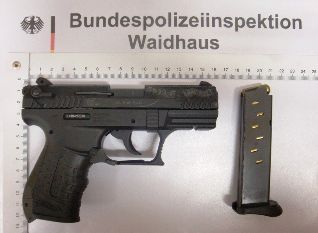 Waldsassen. Er sei viel unterwegs und habe die Waffe als Eigenschutz dabei, so ein Schwabe (60) bei seiner Vernehmung. In seiner Jackentasche fanden die Beamten eine Pistole.  Während der Kontrolle des [&hellip;]