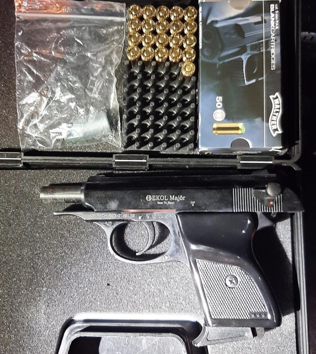 Tirschenreuth. Nachdem Schüsse am Marktplatz gemeldet wurden, konnte ein 63-Jähriger, der aus Freude über einen Fußballsieg schoss, von der Polizei gestellt werden. Ein Alkoholtest ergab 1,5 Promille, woraufhin sein Schreckschussrevolver sichergestellt wurde.