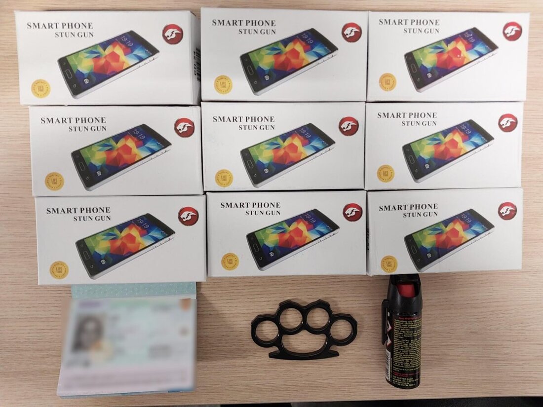 Waidhaus. Bei verstärkten Grenzkontrollen auf der Autobahn A6 nahmen Beamte der Bundespolizeiinspektion Waidhaus gestern Abend mehrere verbotene Waffen in Gewahrsam. Der Vorfall ereignete sich kurz vor 21 Uhr, als die Polizisten einen Wagen mit slowakischer Zulassung ins Visier nahmen, der aus der Tschechischen Republik gekommen war.