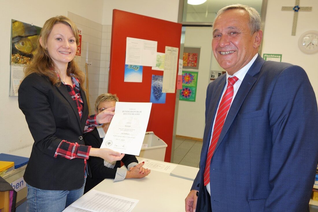 Weiden. Gern ist Weidens Oberbürgermeister Kurt Seggewiß zusammen mit Kreiswahlleiter Hermann Hubmann dem Vorschlag des Bundesinnenministers Dr. Thomas de Maiziere gefolgt. Der schlug vor, die verantwortungsvolle und arbeitsintensive Tätigkeit der Wahlhelferinnen [&hellip;]