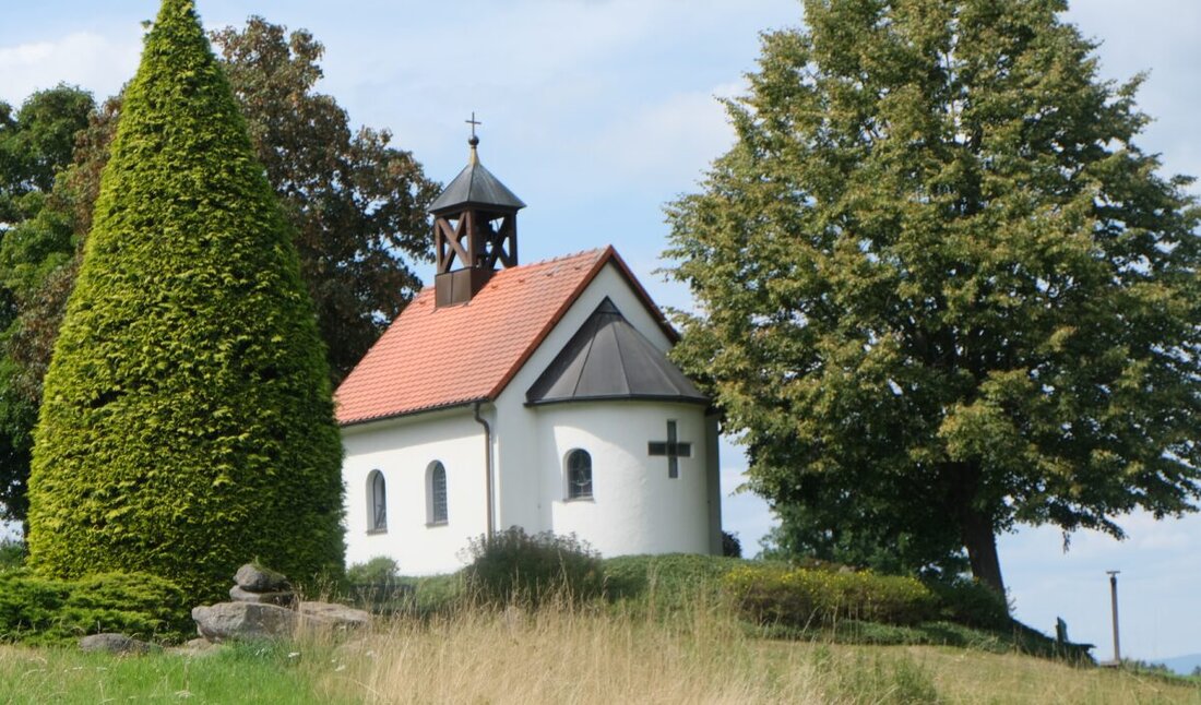 Floß. Die Kirwa ist seit über 600 Jahren das gesellschaftliche Highlight und steigt am vierten Sonntag im August beim Festzelt in Oberndorf. Zwei Wahrzeichen prägen den Ortseingang, das Marktwappen und die St.-Johannes-Kapelle.