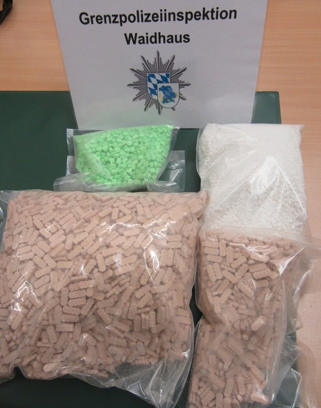 Vohenstrauß. Aufmerksame Fahnder der Grenzpolizei Waidhaus kontrollierten Montagnacht auf der A6 ein Auto mit ungarischer Zulassung. Im Fahrzeug fanden die Beamten etwa ein Kilo Speed und etwa 7.000 Ecstasy-Tabletten. Der Fahrer [&hellip;]