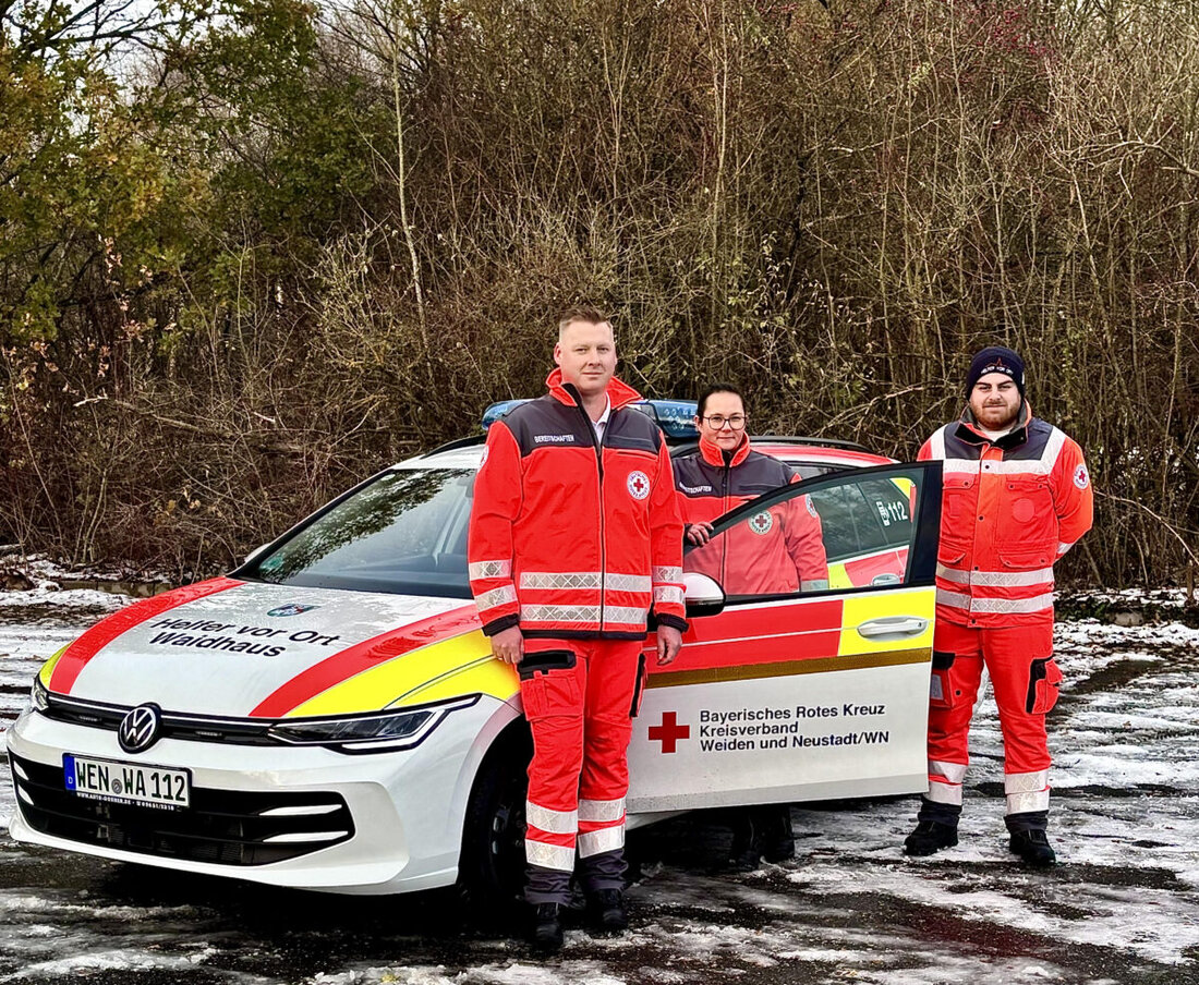 Waidhaus. Die Helfer vor Ort (HvO) in Waidhaus freuen sich über einen neuen Einsatzwagen, finanziert durch lokale Firmen, Vereine und Spender, offiziell seit letztem Wochenende im Einsatz. Zusätzliche Ausrüstung wird jedoch benötigt, und die Segnung des Fahrzeugs ist für das Frühjahr 2025 geplant.