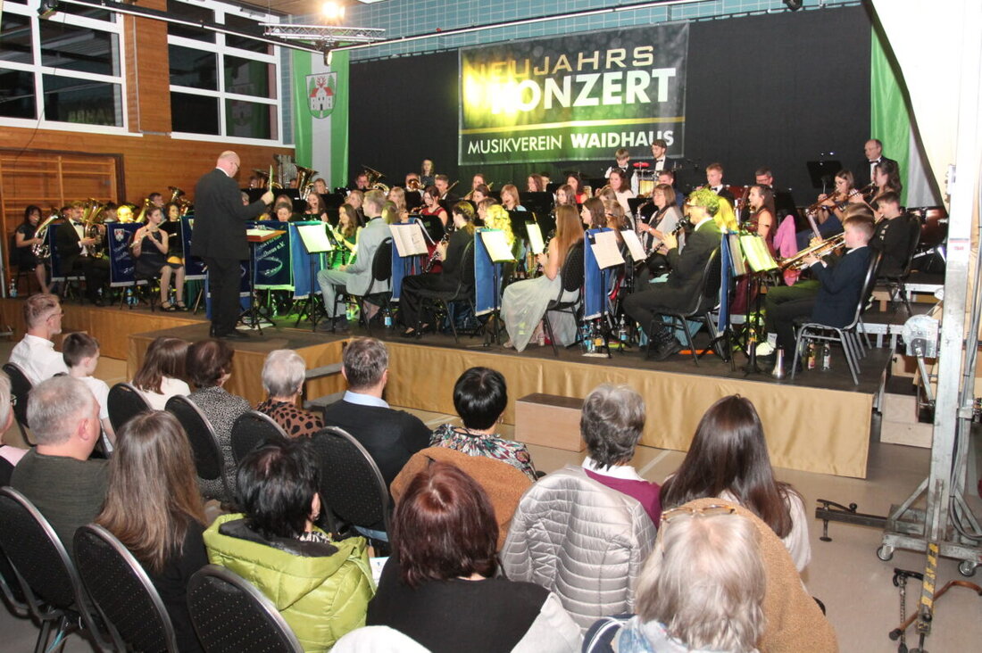 Waidhaus. Das Große Vereinsorchester beeindruckte beim Neujahrskonzert mit einem vielfältigen Programm, das von klassischen Märschen bis zu Hits von ABBA und Hommagen an Elvis Presley reichte. 