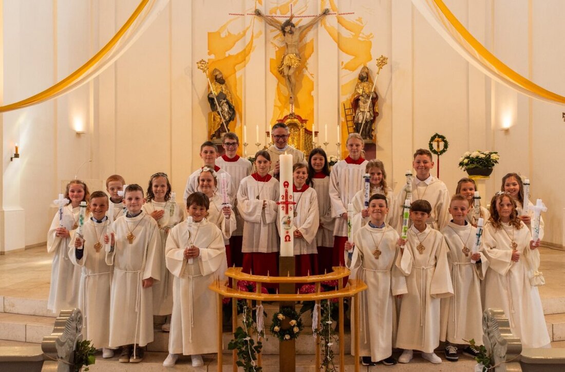 Waidhaus. Fünfzehn Kinder empfingen in der Pfarrkirche St. Emmeram während der festlichen Erstkommunionfeier erstmals die heilige Kommunion. Der Tag war geprägt von Gottesdienst, Musik und einer Dankandacht am Nachmittag.