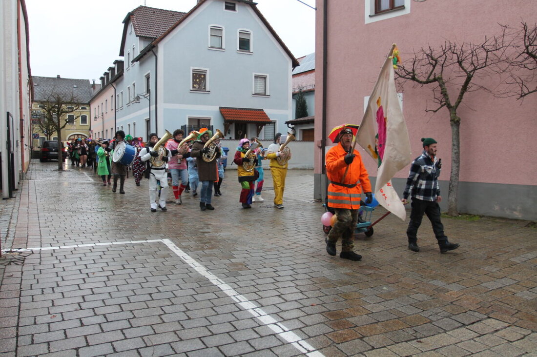 Waidhaus. Die "fünfte Jahreszeit" hat auch Waidhaus fest in der Hand. Nach dem Motto "Auf zum Endspurt" hat das "Waidhauser Narrenvolk" am sogenannten "Naschn Pfinsta" nach alter Tradition den Fasching ausgeackert.