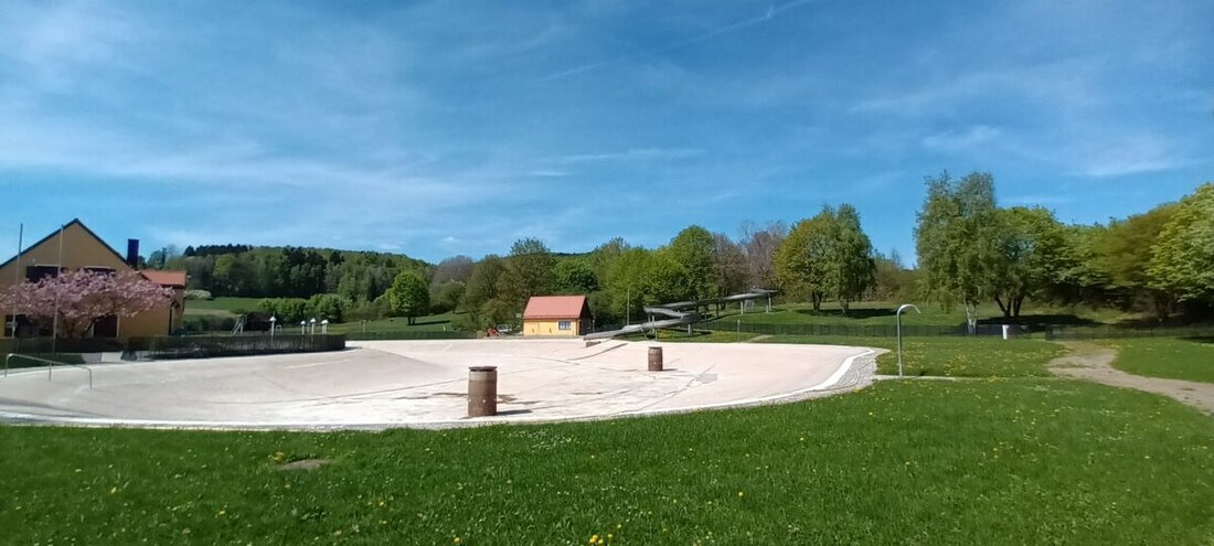 Waidhaus. Der Marktgemeinderat billigte den Haushaltsplan 2025, die Errichtung eines Einfamilienhauses und eines Reitplatzes sowie die Umrüstung der Straßenbeleuchtung auf LED. Änderungen gab es bei den Öffnungszeiten und Eintrittspreisen der Freizeitanlage "Bäckeröd".