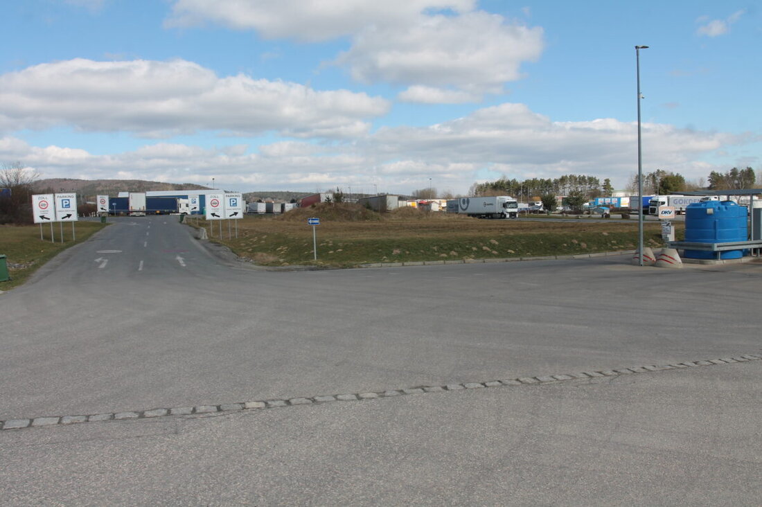 Waidhaus. Die dritte Änderung und Erweiterung des Bebauungsplans "Tank- und Rastanlage Waidhaus" wird vom Marktgemeinderat weiterverfolgt. Es wurden Stellungnahmen bearbeitet und Anpassungen, einschließlich umweltfreundlicher Maßnahmen und neuer Bauvorhaben, beschlossen.