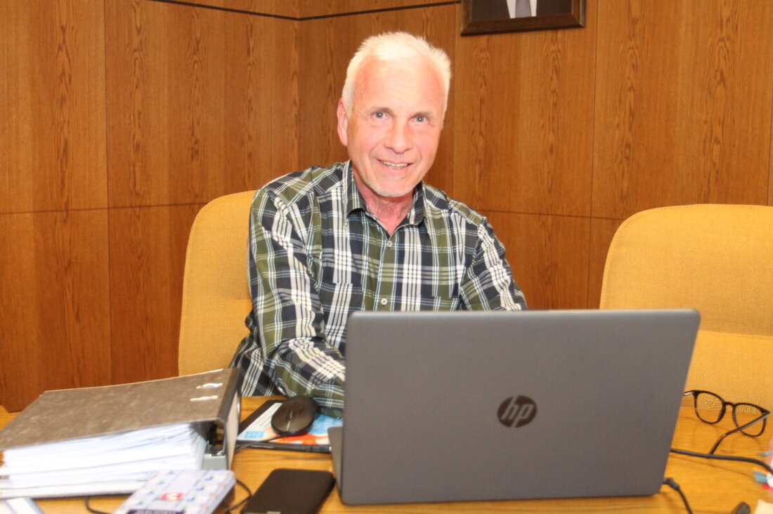 Waidhaus. Bürgermeister und Kämmerer präsentieren einen ausgeglichenen und genehmigungsfähigen Haushaltsplan für 2025, mit Investitionen trotz finanzieller und personeller Begrenzungen. Der Gesamthaushalt beläuft sich auf 13.573.654 Euro, einschließlich Ausbau des Feuerwehrhauses und Erweiterung des Kindergartens.