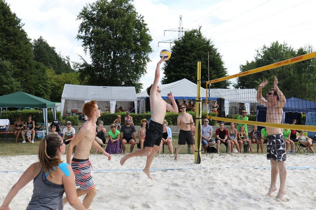 Grafenwöhr. Heiß, heißer, Waldbadcup XXV. Strahlender Sonnenschein auf der Haut und feiner Strandsand zwischen den Zehen – das lässt das Herz jedes Beachvolleyballers höher schlagen. Perfekte Voraussetzungen für den 25. [&hellip;]