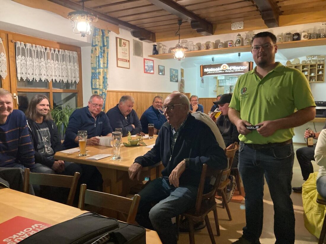Neuzirkdendorf/Ortlesbrunn. Die Forstbetriebsgemeinschaft Eschenbach informierte 1.400 Waldbesitzer über den Holzmarkt mit stabilen Preisen, 60.000 bestellte Pflanzen und Waldumbau. Ab Januar 2027 gilt Rechnungspflicht.