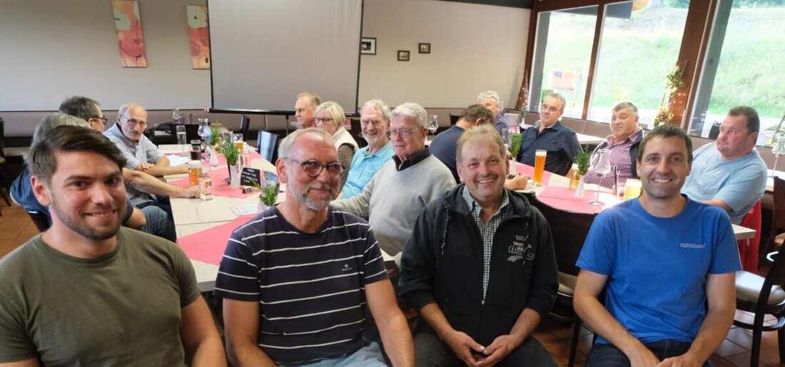 Floß. Privatwaldbesitzer in Floß zeigen bei einer Informationsveranstaltung Solidarität und besprechen Themen wie Förderdigitalisierung und Holzmarkt. Neue Förderprogramme und digitale Förderanträge wurden ebenso thematisiert wie die PEFC Zertifizierung und die aktuellen Holzpreise.