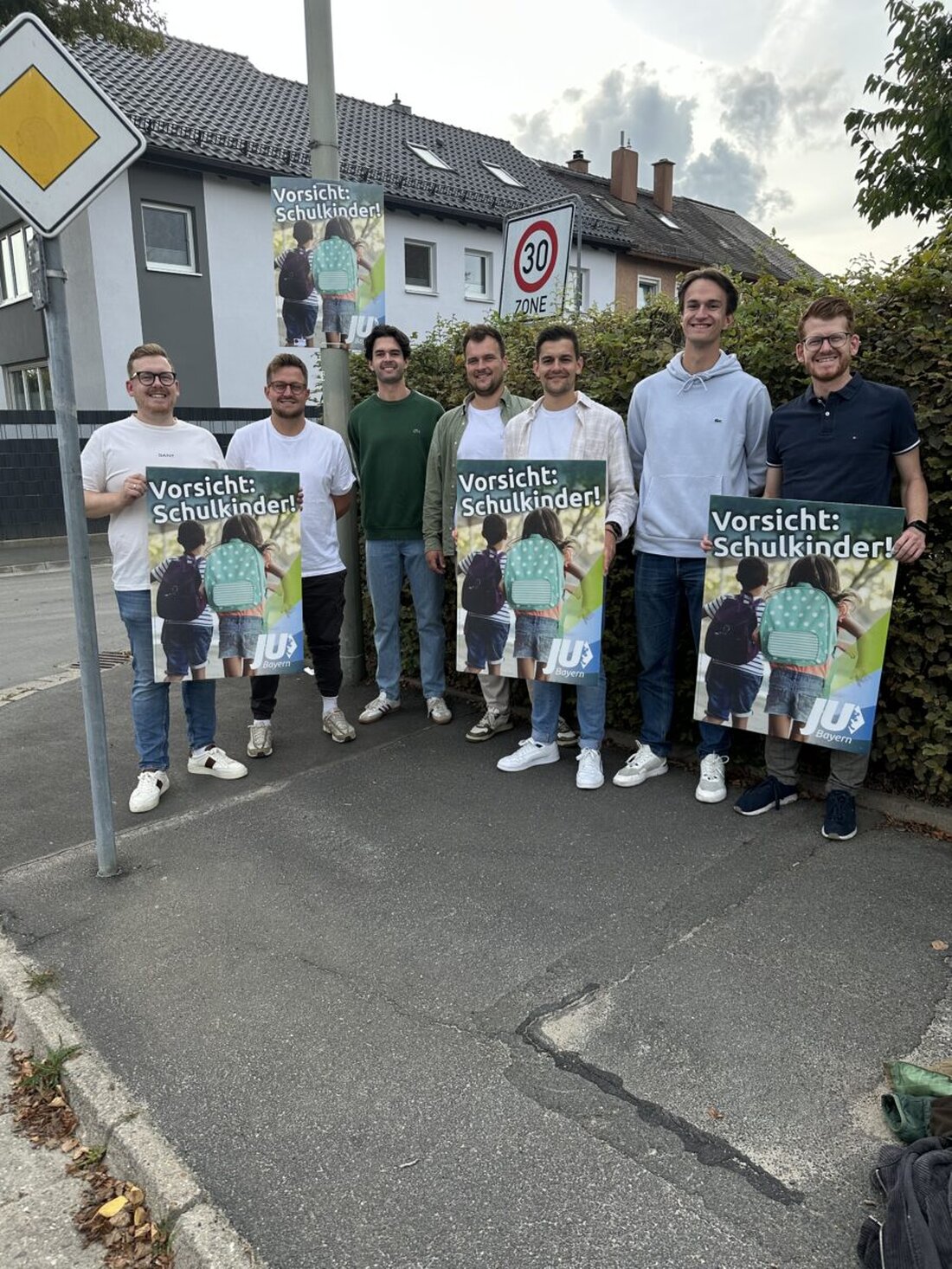 Waldershof. Die Abc-Schützen starten ins Abenteuer Schule. Damit sie sicher und wohlbehalten in der Schule ankommen, hat die Junge Union Waldershof pünktlich zum Schulstart in der ganzen Stadt Plakate mit der Aufschrift „Vorsicht: Schulkinder!“ angebracht.