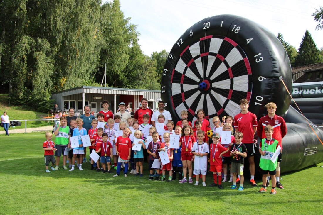 Waldershof. Rund 40 Kinder erlebten beim TSV-Ferienprogramm dank Übungen, Fußball-Dart, Hüpfburg und Grillfest einen Tag voller Spaß und Action, organisiert von Emre Ozkan und Stefan Wopperer.