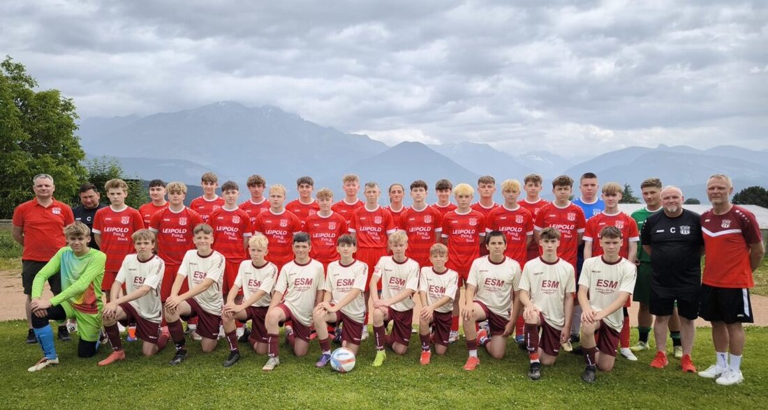 La Mure/Waldershof. Die U17 und U15 Teams des TSV Waldershof besuchten über Pfingsten für vier Tage ihre französische Partnerstadt und erzielten bei einem Fußball-Turnier erstmals seit Jahrzehnten Siege. Sie nahmen auch an einem sportlichen Programm teil, das u. a. Luftgewehrschießen und Bouldern beinhaltete.
