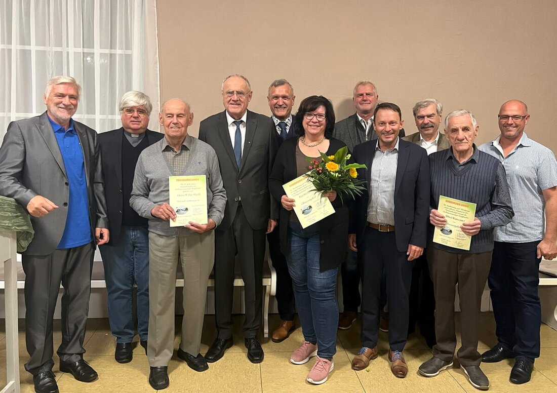 Weiden. Die Siedlergemeinschaft Waldfrieden feierte ihr 60-jähriges Bestehen mit einem Fest und Ehrungen verdienter Mitglieder. Mitglieder gründeten die Gemeinschaft 1964, um in Weiden-West eine Mustersiedlung mit 35 Familienheimen zu errichten.