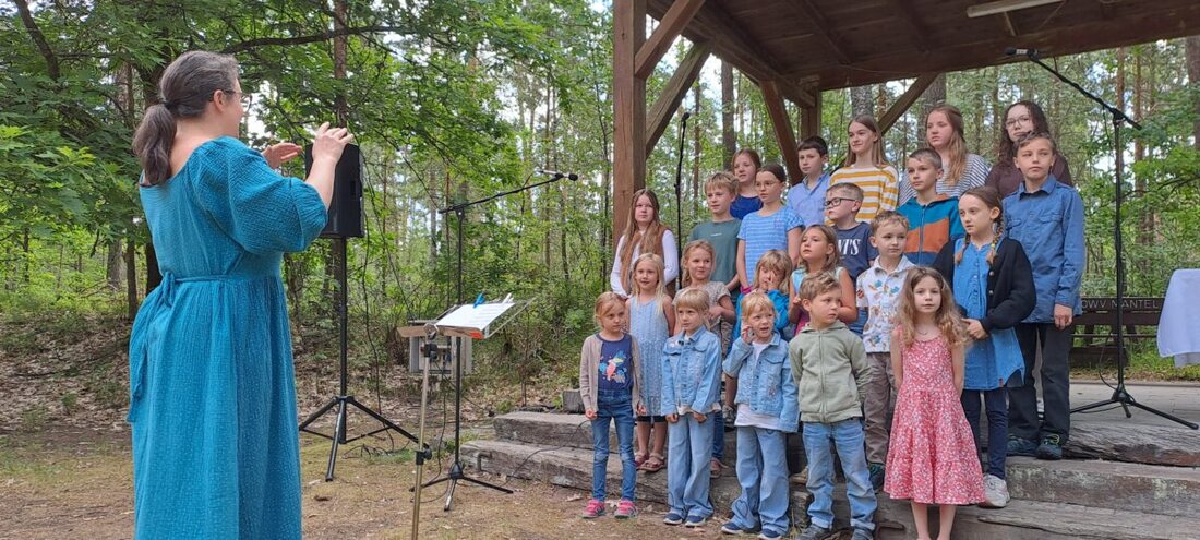 Rupprechtsreuth. Bei idealem Wetter feierten die Kirchengemeinden Mantel und Neunkirchen im Waldforum einen Gottesdienst, begleitet von Posaunen- und Kinderchören. Zwölf künftige Konfirmandinnen und Konfirmanden stellten sich vor.