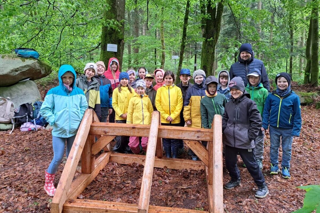 Erbendorf. Die beiden dritten Klassen der Grundschule Erbendorf entdeckten bei den Waldjugendspielen im Steinwald die Natur als grünes Klassenzimmer. Trotz Kälte lernten sie an Stationen mit den Bayerischen Staatsforsten im Team.