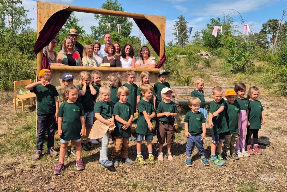 Burglengenfeld. Mit einem fröhlichen Familienfest hat der Waldkindergarten Eidexl'n am Karlsberg sein zehnjähriges Bestehen gefeiert. Zugleich wurde die neue Naturbühne eröffnet, auf der Kinder mit Kasperltheater begeisterten.