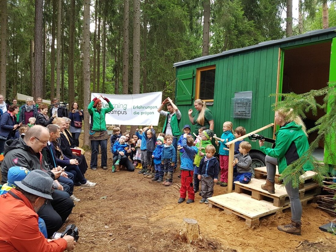 Weiden. Kein Gebäude, kein Dach, keine moderne Einrichtung ist die neue Heimat für 24 Kindergartenkinder. Vielmehr sind es zwei grüne Bauwägen, ein Tipi und insbesondere die vielen Bäume und die Natur. Das [&hellip;]