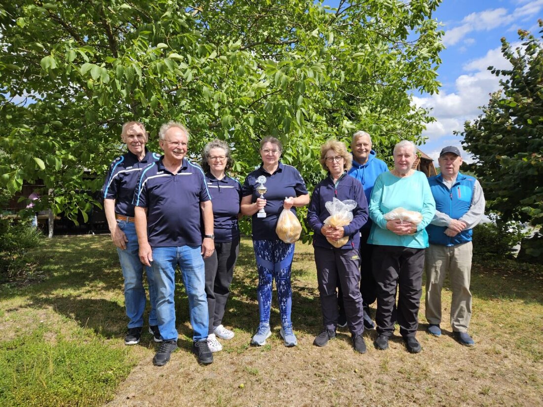 Pressath. Statt an der Dreisteinhütte feierte die Nordic-Walking-Abteilung des TSV im Carport von Trainerin Birgit Weinhold, wo Wolfgang Graser dankte. Im Mensch-ärgere-dich-nicht siegte Terry Funk als Waldmeisterin des Jahres.