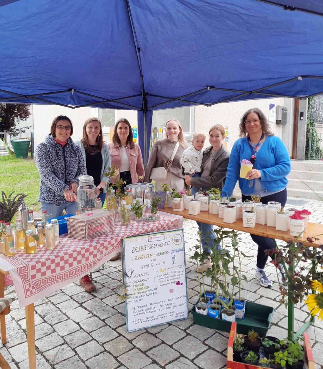 Falkenberg. Die Johanniter-Kinderkrippe "Waldnaabzwerge" begeisterte Anfang August beim Falkenberger Bürgerfest mit einem Programm rund um Kreativität und Nachhaltigkeit. Es gab Aktivitäten wie Dosenwerfen und Upcycling-Projekte sowie Erfrischungen mit hausgemachten Sirups.