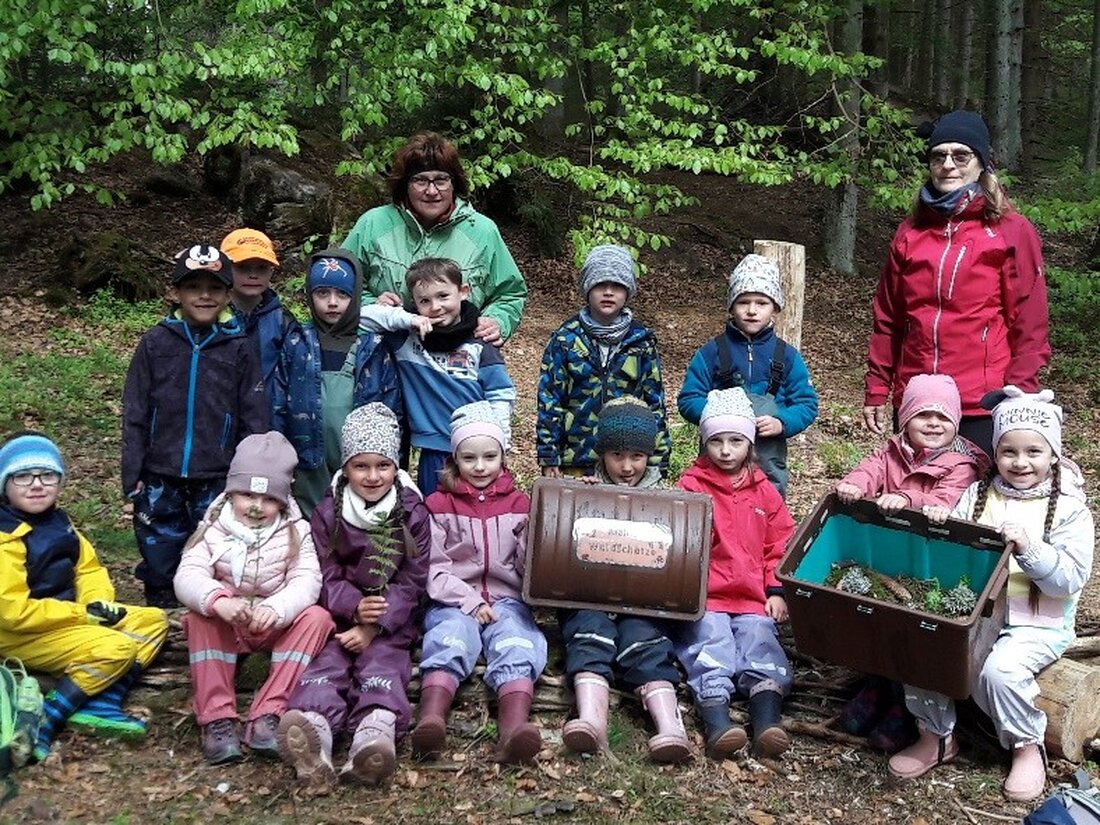 Floß. 14 Vorschulkinder erlebten eine Woche voller Abenteuer und Naturerfahrungen im Wald, begleitet von Christina Schaller und Team. Ein Highlight war der Besuch von Förster Hamann, der spannende Einblicke in die Waldwelt bot.