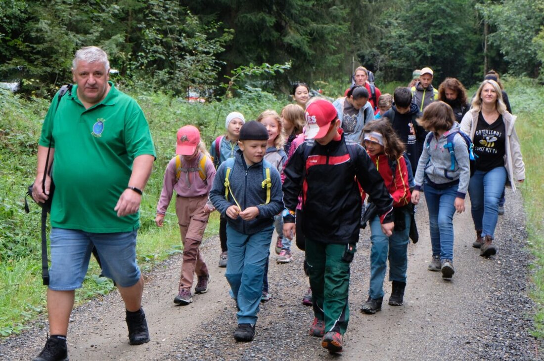 Floß. Der Oberpfälzer Waldverein in Floß baut erfolgreich eine Jugendgruppe auf, Kinder ab sechs Jahren sind beitragsfrei willkommen. Viele Veranstaltungen, darunter eine Osterhasen-Rallye, sind für 2025 geplant.