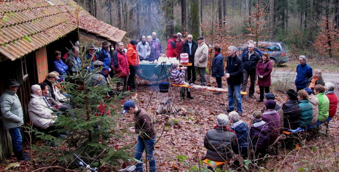 Floß. Die Waldweihnacht steigt heuer am Kalkhäusl – am Samstag, 13. Dezember, mit Wanderung ab 13 Uhr und Fahrservice vom Marktplatz. Erstmals entfällt die Feier am Nikolausberg; Ausblick aufs Jubiläum 2026.