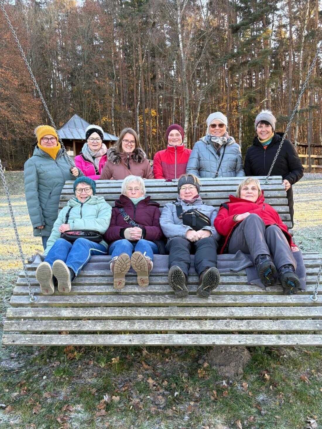 Weiherhammer. In Elbart beendete die Walkinggruppe der TSG Weiherhammer ihre Saison 2025 mit einer winterlichen Wanderung. Bei Frost stärkten heißer Kaffee und Kuchen die zehn Teilnehmerinnen.