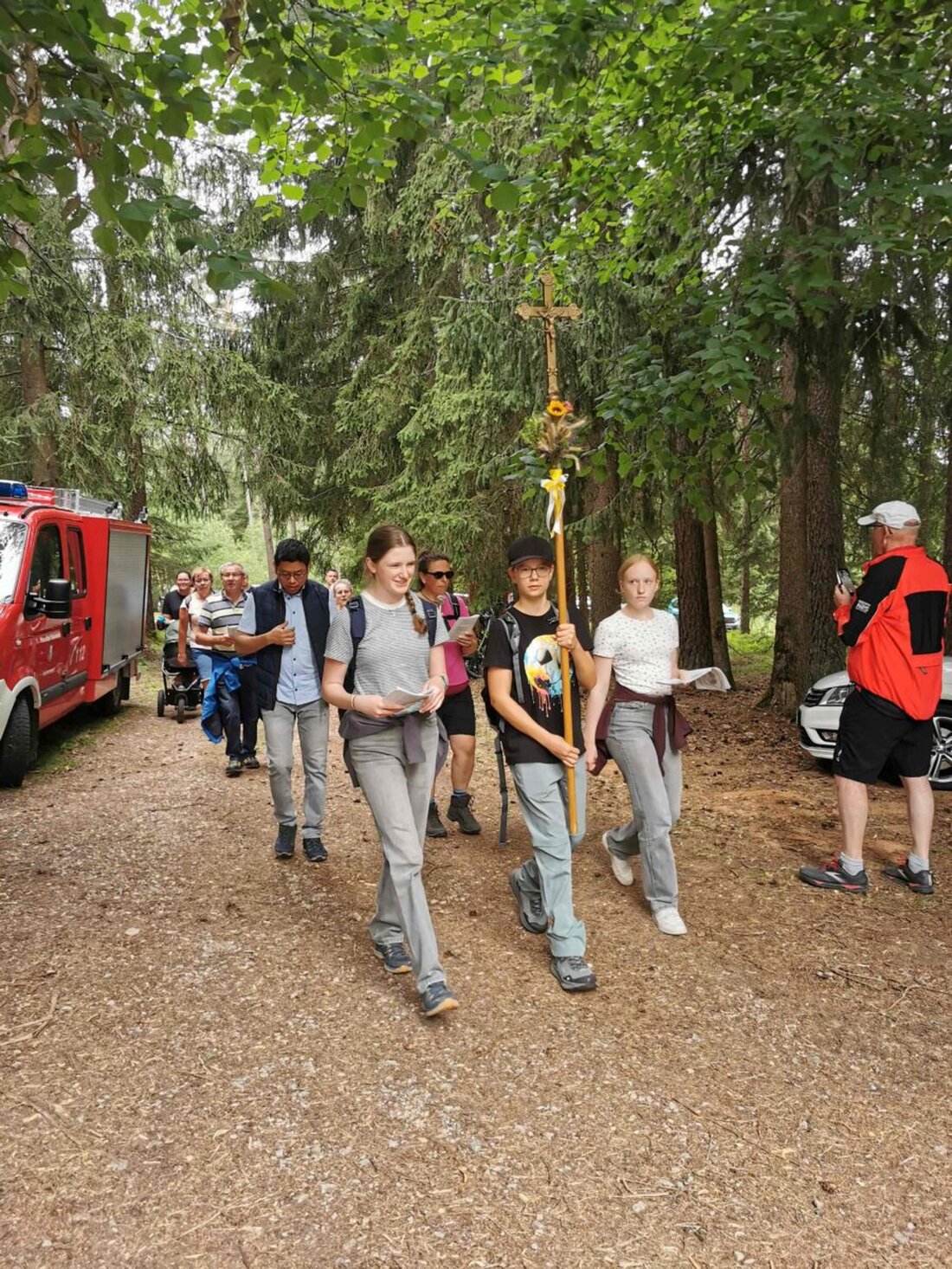 Heinersreuth. Seit mehr als drei Jahrzehnten pilgern Gläubige aus Creußen zur Waldkapelle am Kitschenrain, um das Patrozinium zu feiern. Heuer prägten ein Generationenwechsel und junge Wallfahrer mit Kreuz an der Spitze die Feier.