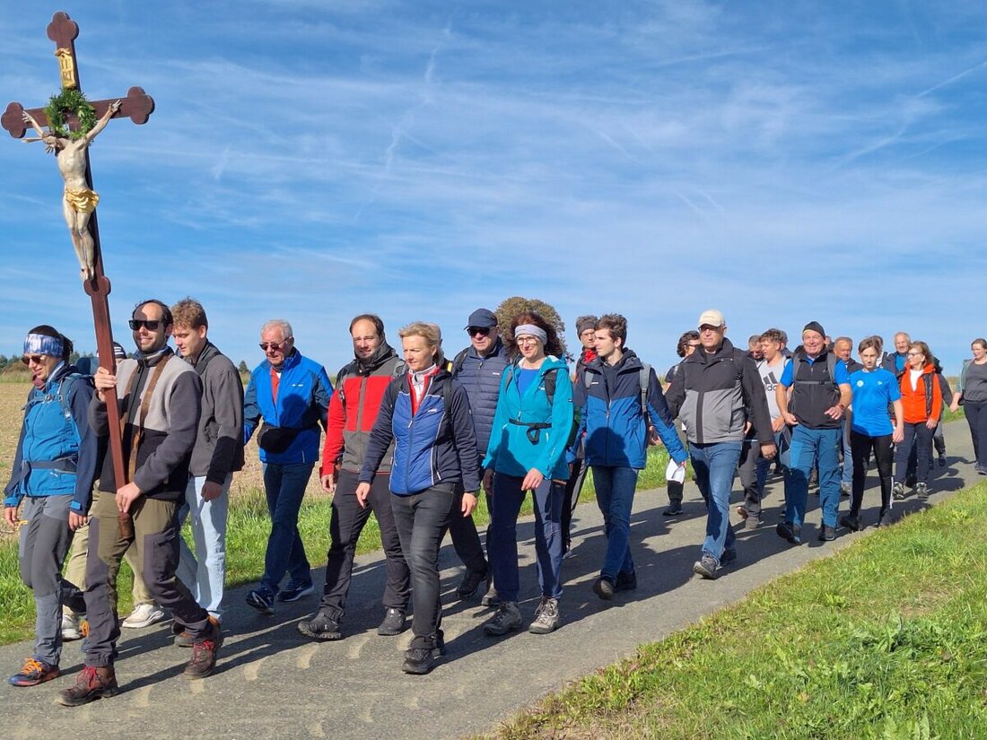 Schirmitz. Früh am Sonntag haben sich zahlreiche Gläubige zur Fußwallfahrt auf den Fahrenberg aufgemacht und unterwegs weitere Mitpilger aus Bechtsrieth gewonnen. Oben feierten sie gemeinsam Messe und kehrten erfüllt zurück.