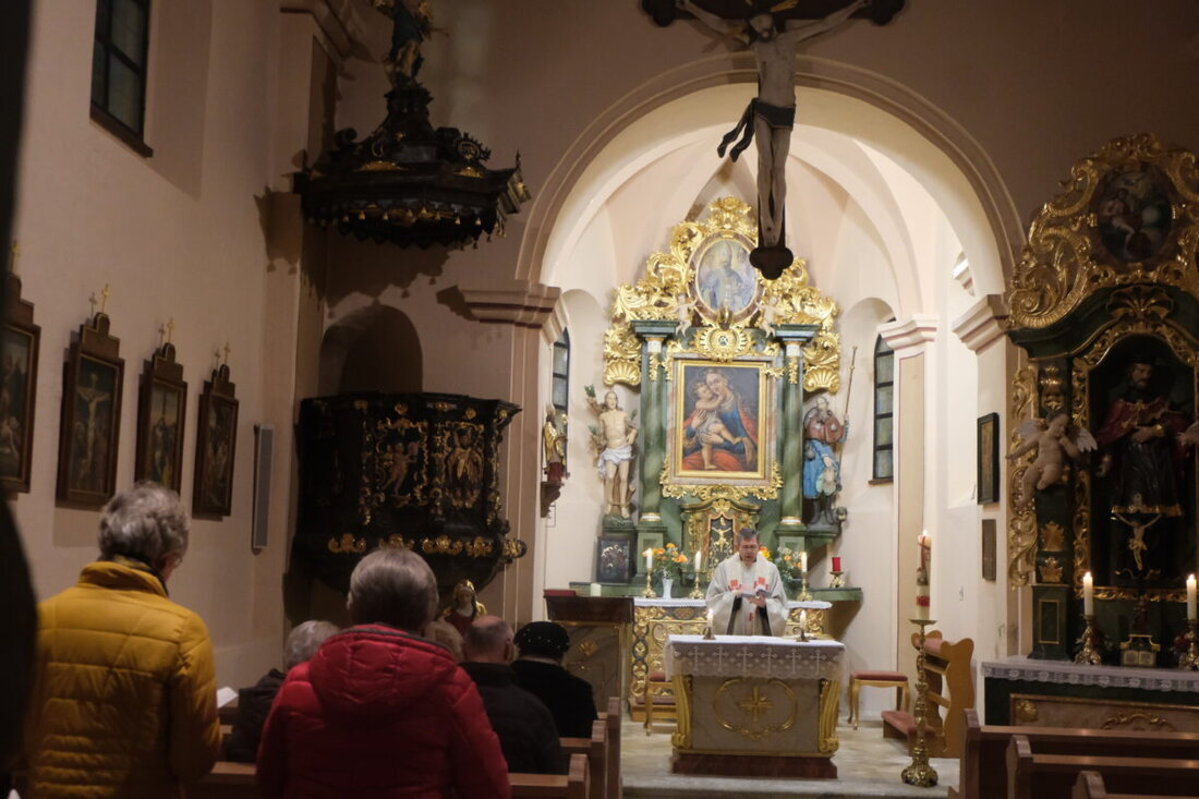 Floß. Die katholische Gemeinde feiert das 302-jährige Bestehen der Wallfahrtskirche St. Nikolaus, benediziert am 9. November 1723. Nach langen Sanierungen und über 100.000 Euro Spenden strahlt das Gotteshaus wieder und lädt ein.