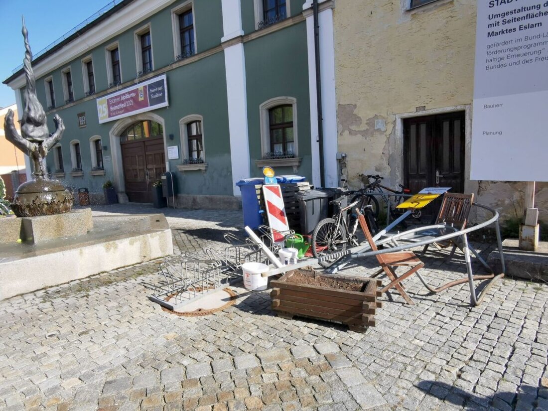 Eslarn. Brauchtum in der Walpurgisnacht zum 1. Mai, das sogenannte "Walpern", wird in Eslarn seit Jahren gepflegt. Zum Brauchtum gehört auch das dezente Streuen von Wegen mit Kalk. Dies kann als Zeichen der Liebe oder zur Offenlegung verdeckter Liebschaften dienen. 