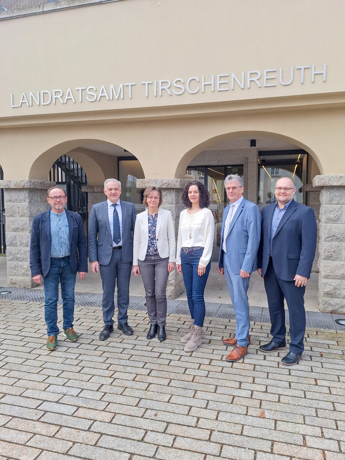 Tirschenreuth. Walter Brucker ging nach über 46 Dienstjahren in Ruhestand, Nachfolger sind bereits eingearbeitet. Der Landrat lobt Bruckers langjährigen Einsatz und prägendes Engagement.