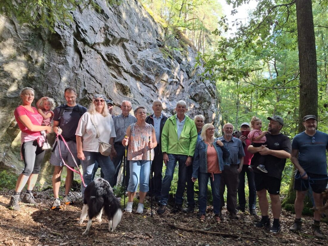 Hirschau. Der SPD-Ortsverein lud zur Expedition Erdgeschichte nach Massenricht: Wanderführer Josef Kohl führte von Träglhof über historische Fluren bis zum alten Steinbruch am Mühlberg – eine Reise durch rund 200 Millionen Jahre.